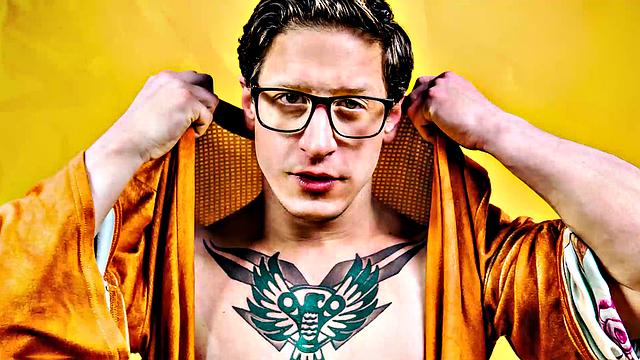 Брутальный волосатый мачо, разорванный на части мускулистым жеребцом