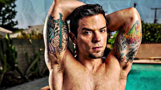 Брутальный волосатый мачо, разорванный на части мускулистым жеребцом