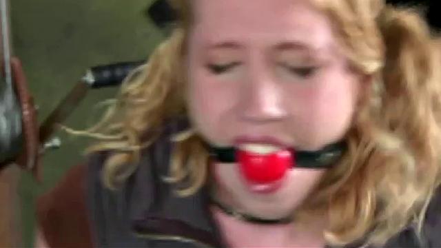 Breast bondage for horny Nikki