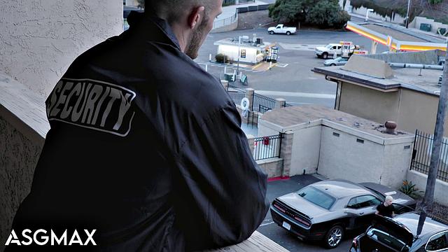 мускулистый охранник трахает тео брэди по-мужски и глубоко