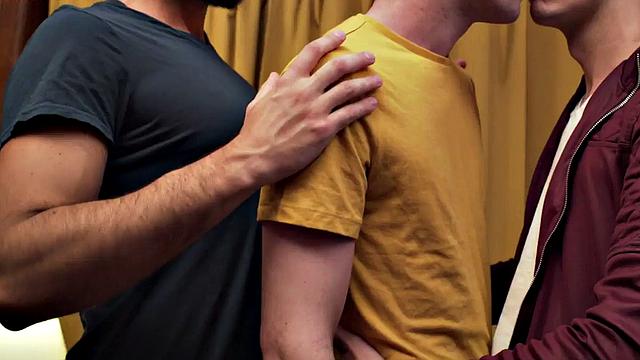 папик жестко трахает взрослого пасынка и друга без резинки