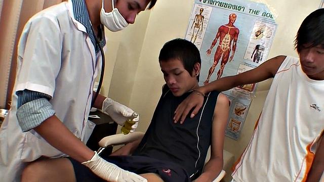 Bareback loving Asian twink fucked in doctor 3some