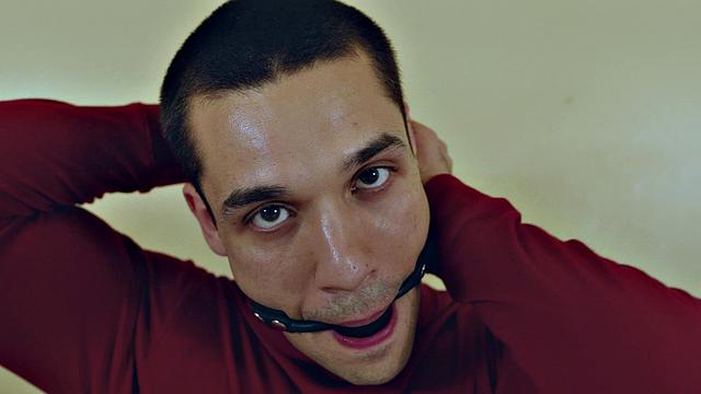 Эндрю Миллер шутит, но его жопа плачет после Клифa Дженсена