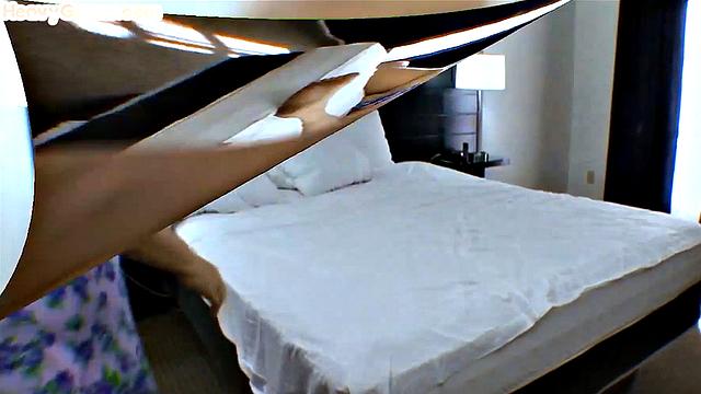 Смотри, как пышная дама устраивает жёсткое тройничное порно для взрослых зрителей.