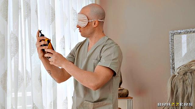 Бриджетт Би получает массаж и глубокий трах на столе от Zac Wild с завязанными глазами.