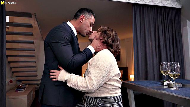 японская зрелая ольга получает по полной и заливает всё сквиртом