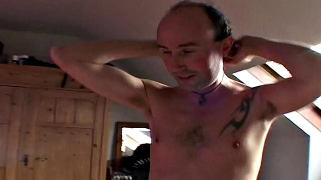 чёрный муж наблюдает, как белый трахает его сочную жену в зад