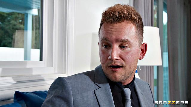 Армани Блэк изменяет мужу с его коллегой, пока тот спит на диване после вечеринки.