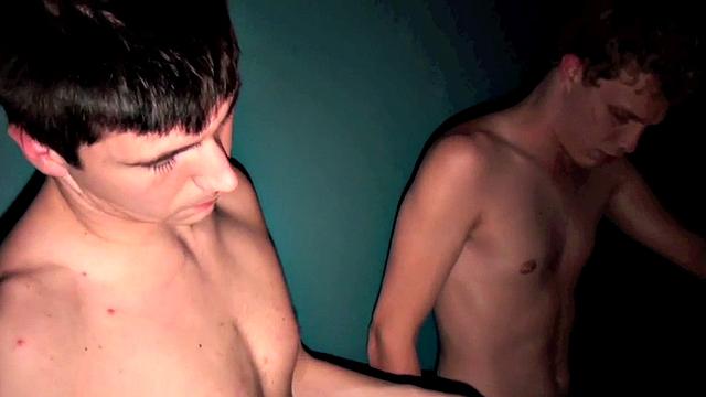 маска на пассиве, сначала отсос через дырку, потом трахают втроём