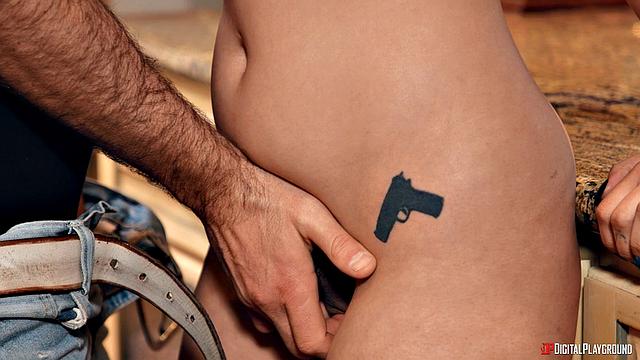 Ванесса Скай в платье сосет и трахается с Чарльзом Дера на кухне, сперма на лице и в анал тоже дали.