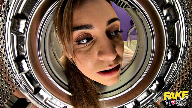 Джозефин Джексон застряла в стиралке и получает жёсткий трах от Джейсона X