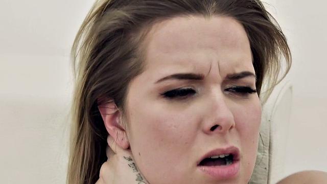 Пышная лесбиянка трахает зрелую тётку с большими сиськами в тугую киску игрушками