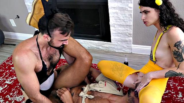 двое в одну пчёлку: би-шалунья в костюме иронично разносит троих