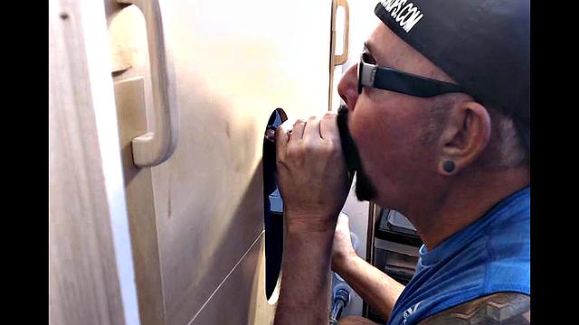 Черный парень получает минет через дырку в стене