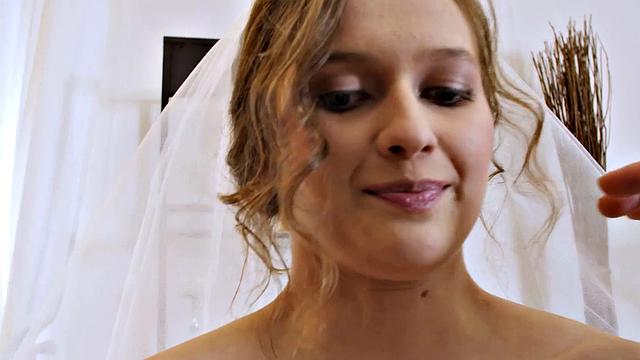 чешская невеста Стейси Круз делает минет богатому незнакомцу в первую брачную ночь