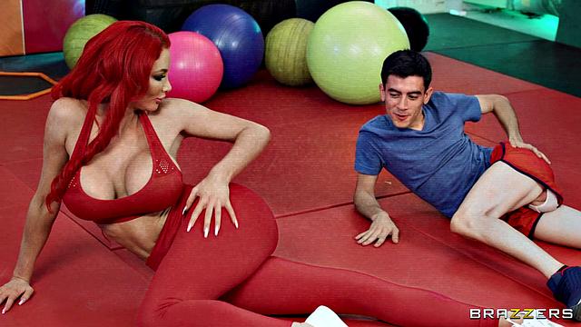 Николетт Ши заводит Жорди своими огромными сиськами и страстно трахается на уроке секса с ним!