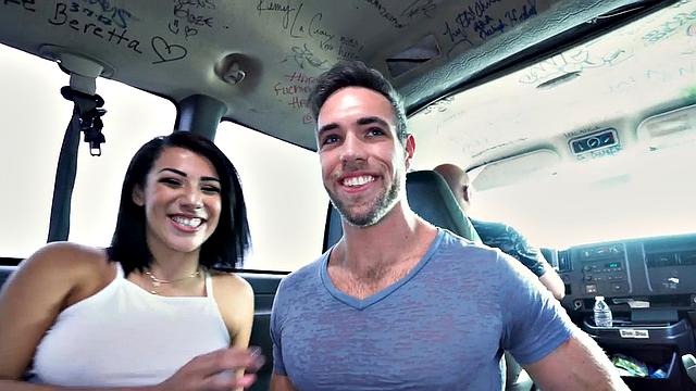 мохнатый мачо в фургоне ловит пальчик от весёлого друга