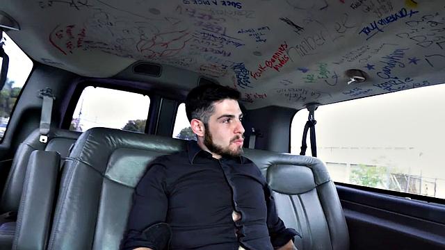 мохнатый мачо в фургоне ловит пальчик от весёлого друга