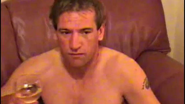 Ник доводит зрелого мужика до предела жаркой дрочкой