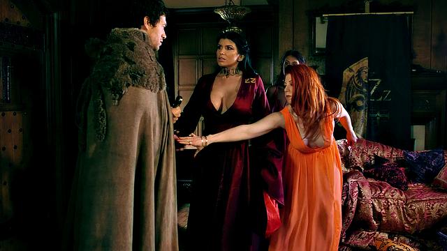 рыжая шлюха отвлекает огромными сиськами перед финальной разборкой