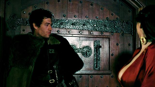 рыжая шлюха отвлекает огромными сиськами перед финальной разборкой