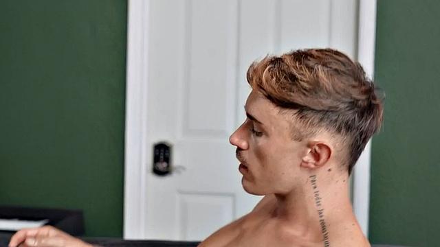 мускулистый парень с усами скачет на члене и показывает свой большой хер