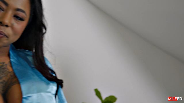 Вот это жопища: жена изменяет с черным прямо в душе, а мужу остается только наблюдать с боку и завидовать такой попе.