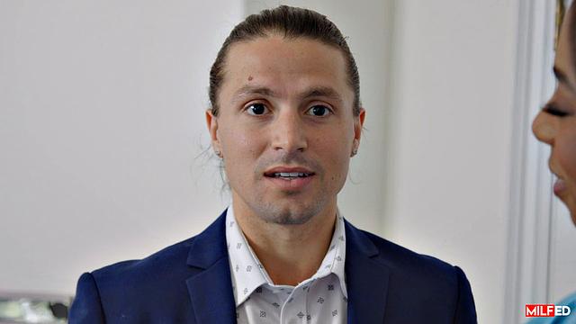 Вот это жопища: жена изменяет с черным прямо в душе, а мужу остается только наблюдать с боку и завидовать такой попе.