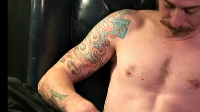 макс дрочит как чемпион и выдаёт мощную концовку