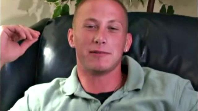 смотри, как солдаты дрочат друг другу и кончают