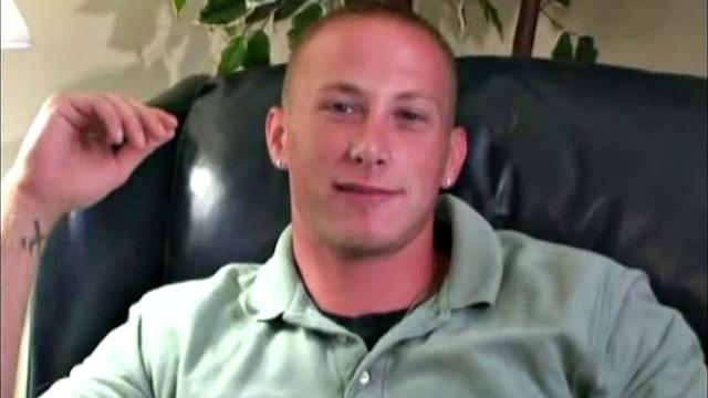 смотри, как солдаты дрочат друг другу и кончают