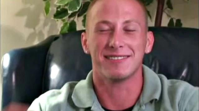 смотри, как солдаты дрочат друг другу и кончают