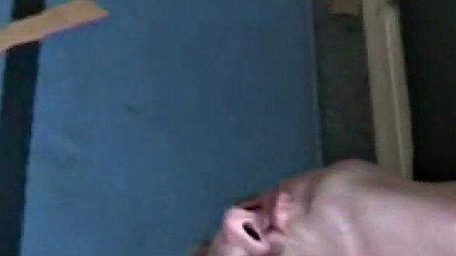 немец с пирсингом на члене заливает спермой парней в жёстком тройничке