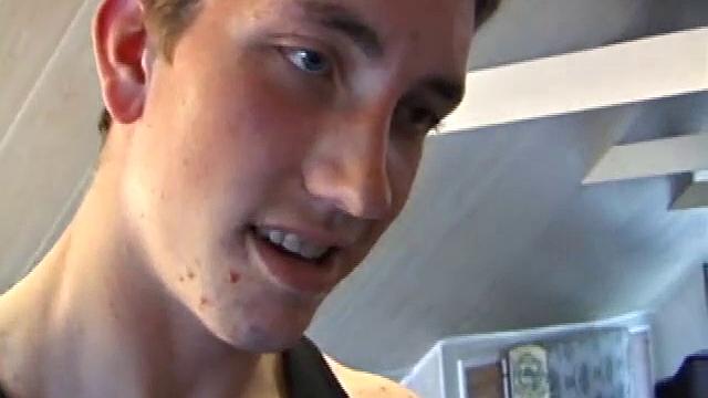 Дерек с большим членом дрочит и кончает на камеру