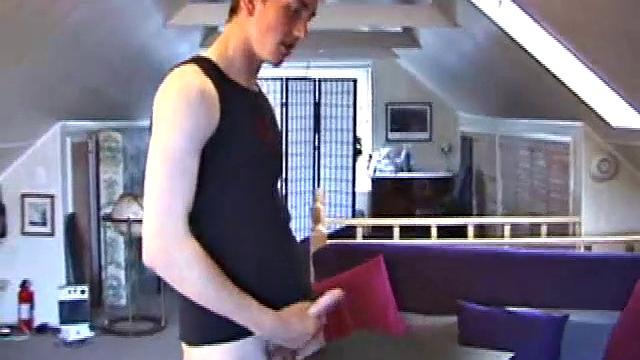 Дерек с большим членом дрочит и кончает на камеру