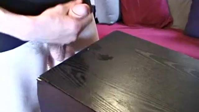 Дерек с большим членом дрочит и кончает на камеру