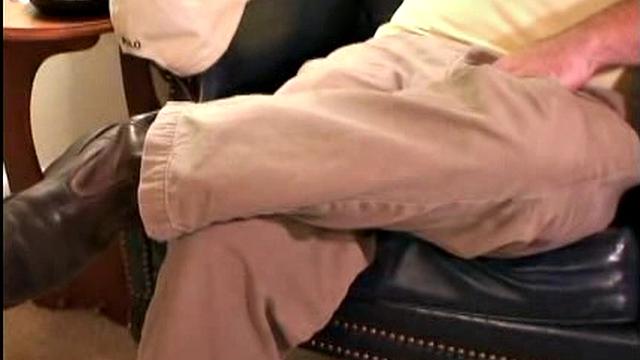 роб дрочит крепкий член и ловит горячий конч