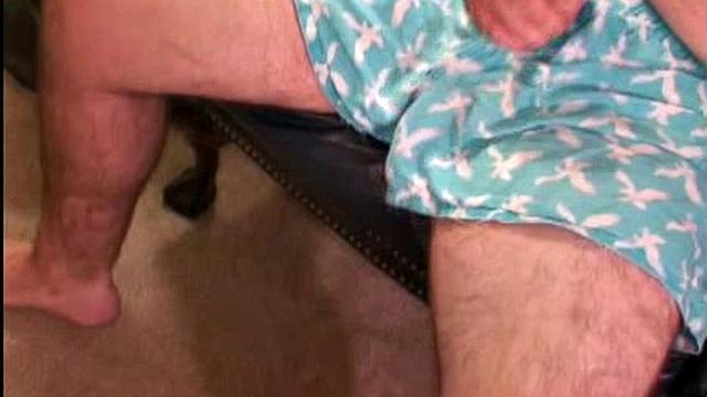 роб дрочит крепкий член и ловит горячий конч