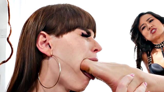 азиатская домина трахается с трансом и балуется с ее ногами