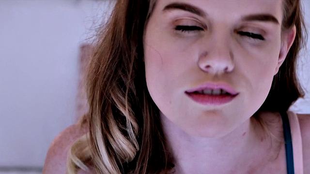 блондинка дрочит и издевается над собой, доводя до безумия