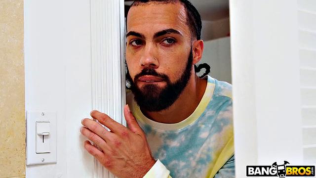 Лили Старфайр моется в душе и получает сперму в пизду от Джеймса Энджела после работы.