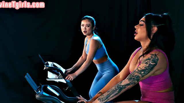 транс-девочка даёт азиатке покататься после спортзала