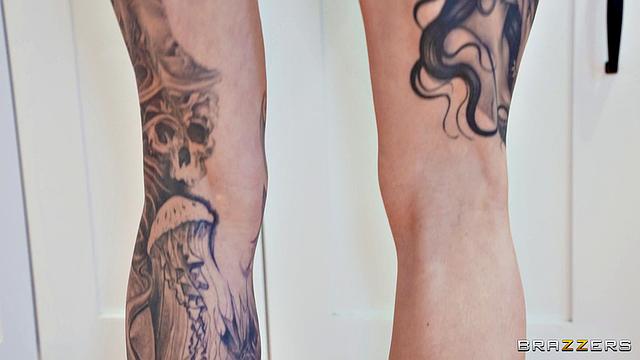 строгая красотка сдается онлайн-доминанту и не может остановиться