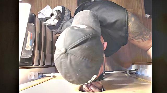 Gloryhole Sucking and Pleasure