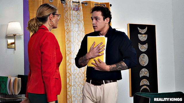 строгая начальница в очках трахает сотрудников на диване в офисе