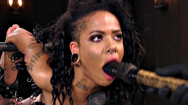 Связанная черная малышка получает наказание с дилдо от строгой госпожи