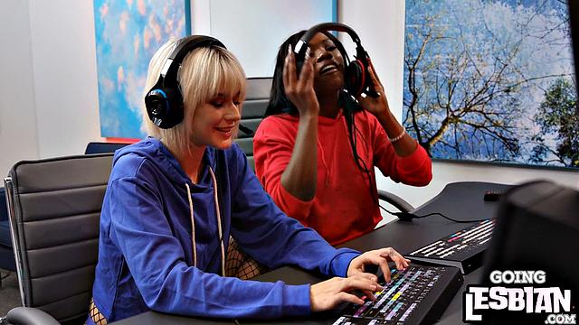 Ebony lez gamer toying blondie GF