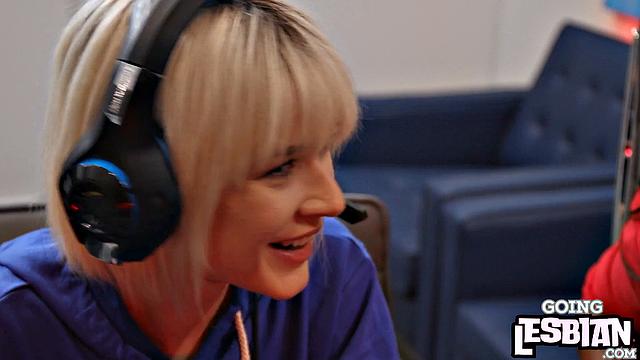 Ebony lez gamer toying blondie GF