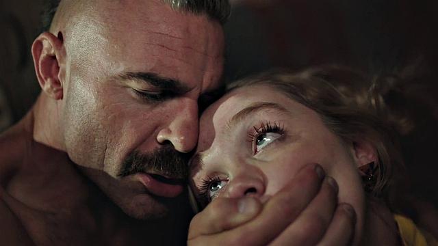 смотри, как Николь Нэш трахается на улице - юная блондинка в деле