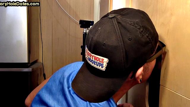 татуированный папик сосёт в глори-холе и ловит кончу на лицо